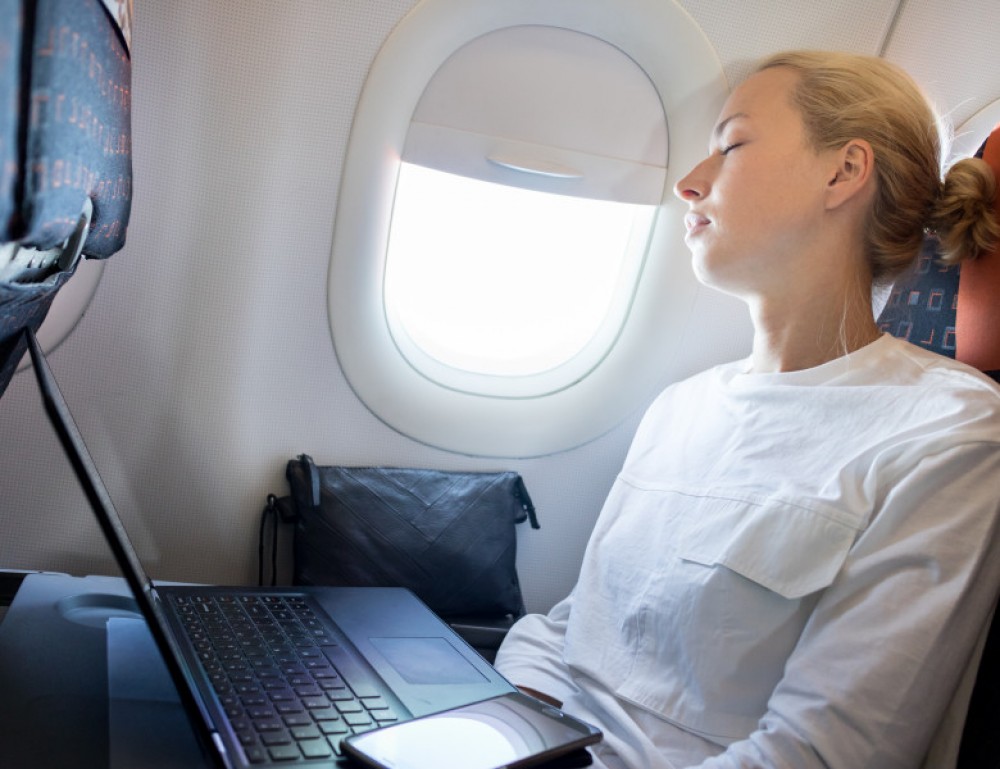 Un însoțitor de zbor dezvăluie de ce nu trebuie să dormiți cu capul sprijinit de geamul avionului
